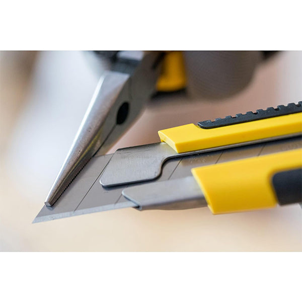 Cutter - (Conf. 6pz) - Coltello bi-material - Dynagrip - Taglierino lama 25mm - Stanley - 1-10-425 - (Confezione multipla) Cutter - (Conf. 6pz) - Coltello bi-material - Dynagrip - Taglierino lama 25mm - Stanley - 1-10-425 - (Confezione multipla)